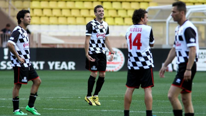 Checo, Sainz y Alonso protagonizarán partido de futbol de leyendas en Mónaco