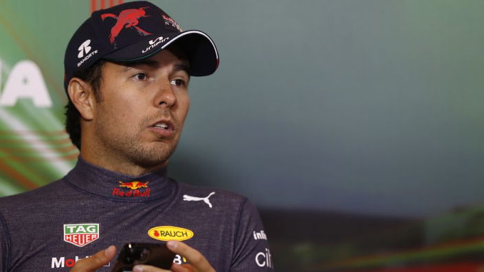 Red Bull admite falla en coche de Checo Pérez y se disculpa