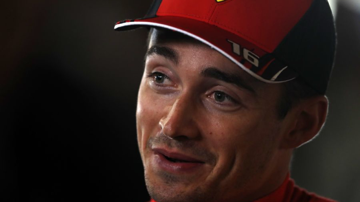 Leclerc révèle la blague qui a provoqué une "crise cardiaque" chez Ferrari lors du dernier tour