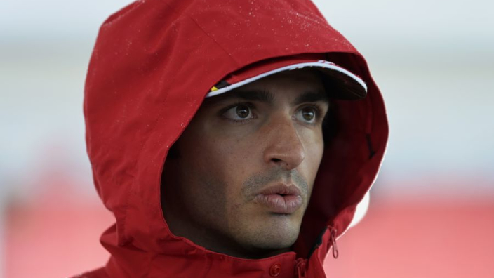VÍDEO: Carlos Sainz se va a la grava durante test de Pirelli