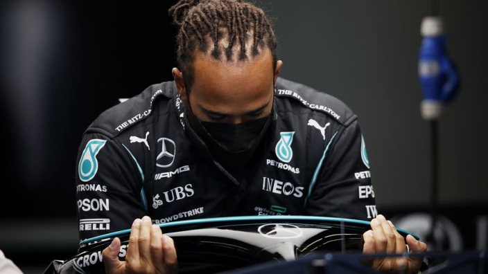 Hamilton steekt loftrompet over Leclerc: 'Hij is een leider bij een fenomenaal team'