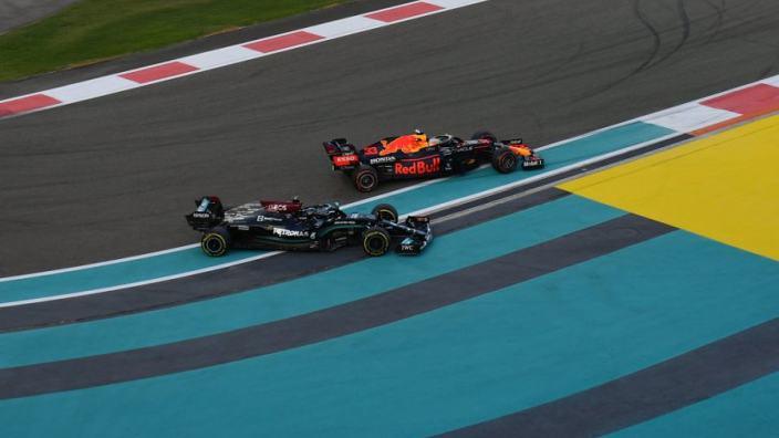 Rosberg krabbelt terug: 'Hamilton had Verstappen daar voorbij moeten laten'