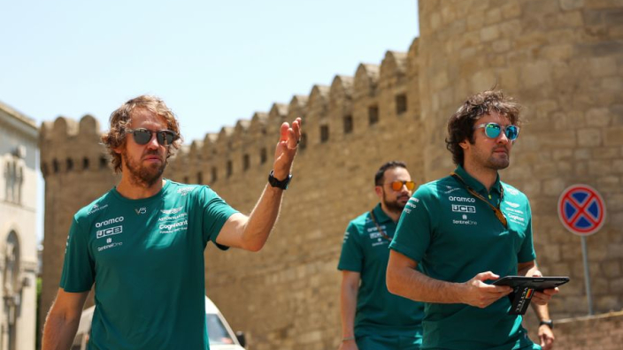 In beeld: coureurs arriveren in Baku en verkennen het circuit in het ochtendzonnetje