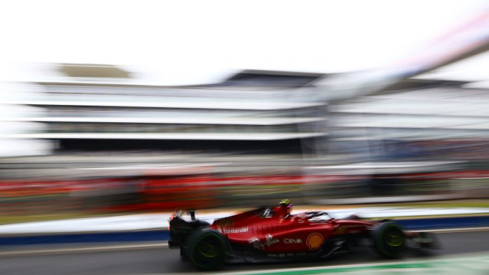 Ferrari est devant mais Sainz reste prudent