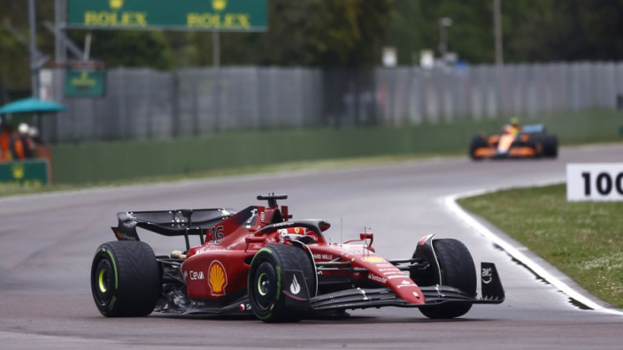 Charles Leclerc se derrapa en el Gran Premio de Emilia-Romagna