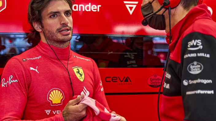 Sainz bestempelt Ferrari als favoriet tegenover Mercedes: "Geen zorgen"