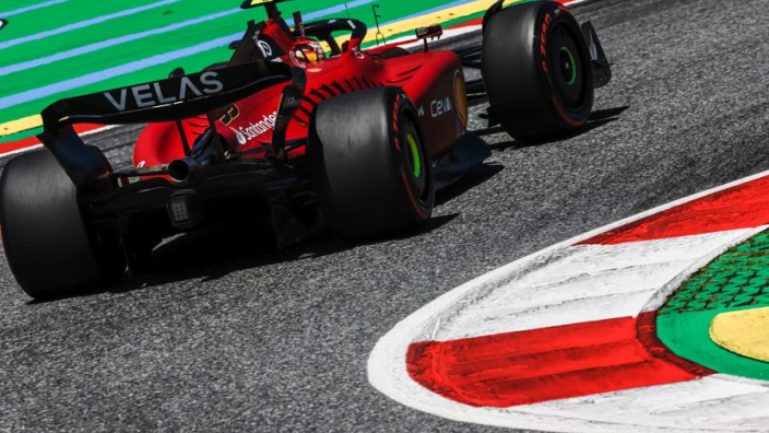 Tweede vrije training Oostenrijk: Sainz het snelst, Verstappen blijft steken op P3
