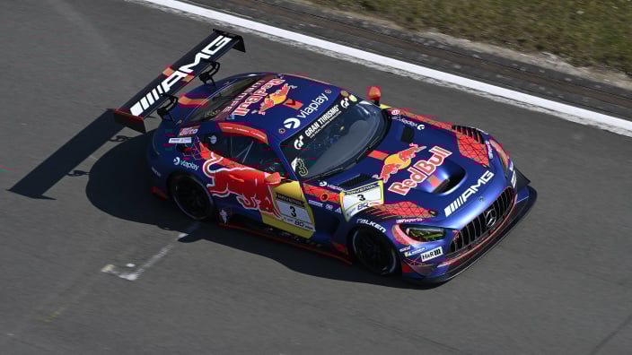 Verstappen wint met Gounon en Juncadella op Nürburgring met één minuut voorsprong