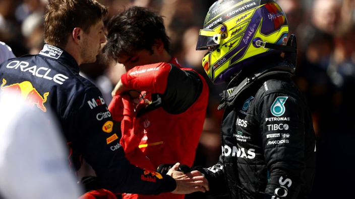 Hamilton legt Verstappen uit waarom hij bijna botste met de Red Bull