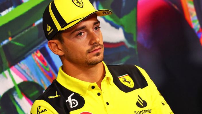 Leclerc keurt gedrag fans na race in Monza af: "Hoort niet te gebeuren"