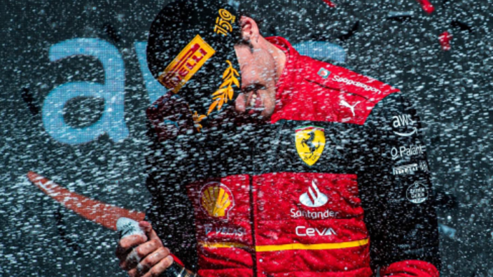 Sainz dolgelukkig na eerste F1-zege: "Dit weekend ga ik nooit meer vergeten"