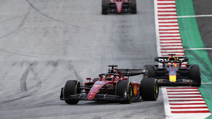 Leclerc wint na spannende slotfase in Oostenrijk, Verstappen tweede