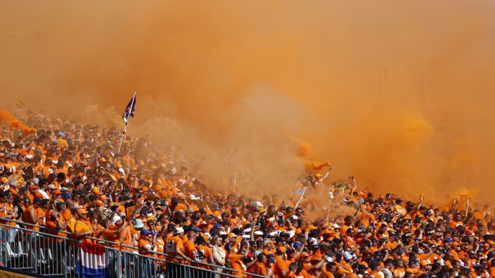 Oranje rookbommen tijdens kwalificatie zorgen voor ophef op social media