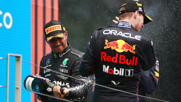 Hamilton wijst naar auto Verstappen en ziet Mercedes toewerken naar racewinst: ''Zegt genoeg''