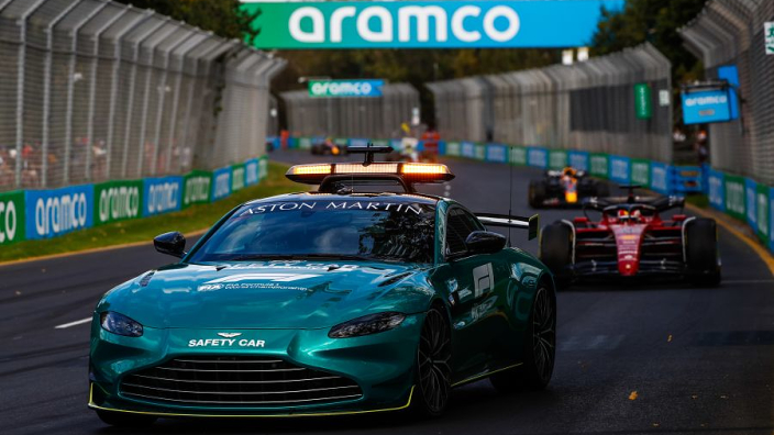 Verstappen qualifie l'Aston Martin de "tortue" en piste