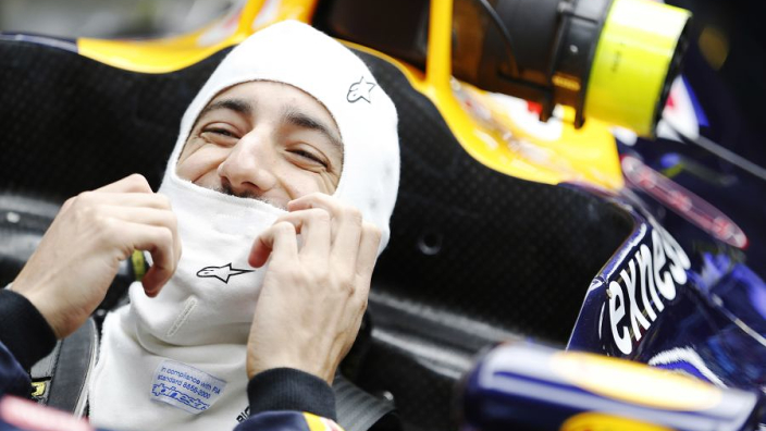 (VIDÉO) Russie 2015 : Ricciardo et Sainz au coude à coude