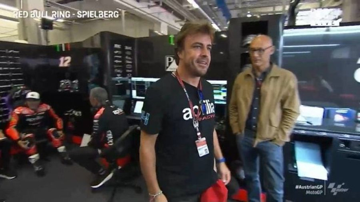 VIDEO: Fernando Alonso visita el paddock de MotoGP