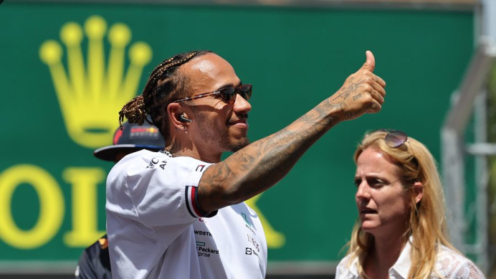 Lewis Hamilton cree que alcanzarán a Red Bull y Ferrari en un mes