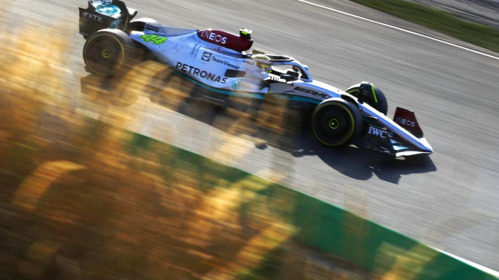 Hamilton zorgt voor paniek in pitstraat door wegvliegend label vlak voor Dutch GP