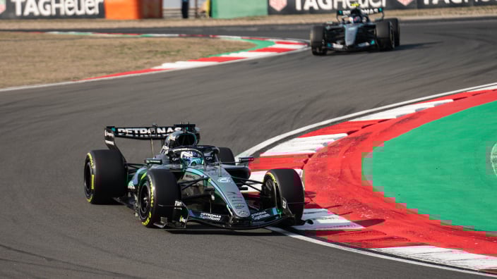 LIVE | Sprint in China: Russell rijdt weg na gevecht met Hamilton, Verstappen op P13