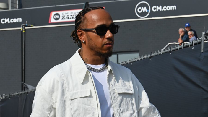 Hamilton biedt Mercedes excuses aan na gefrustreerde boardradio
