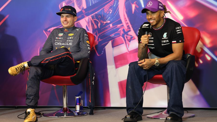 Verstappen en Hamilton lachen om keuze Ferrari: "Reden ze op de harde band?"