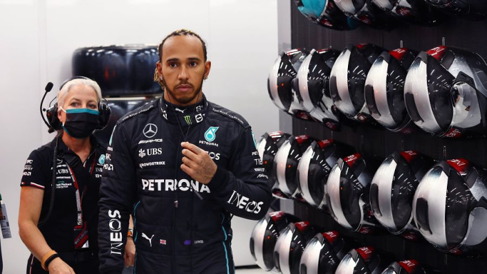 Hamilton "100% committed" to Mercedes despite "painful" year