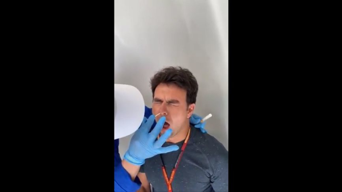 Sergio Pérez laat zien hoe test op coronavirus in zijn ...