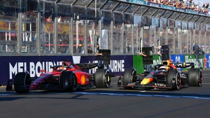 Charles Leclerc se escapa y Checo Pérez da la cara por Red Bull