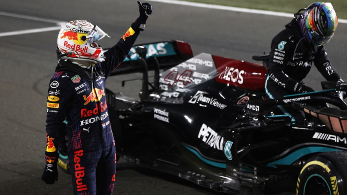 Verstappen over toekomst Hamilton in F1: "Hopelijk blijft hij nog wat langer"