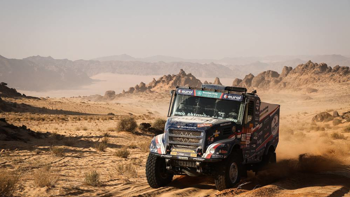 Van Kasteren crashes in Dakar stage five as Van den Brink closes on Macík