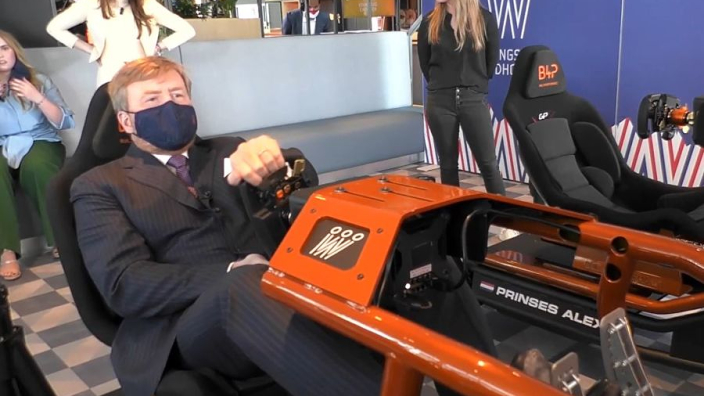 VIDEO: Koning Willem-Alexander neemt het in simulator op tegen Doornbos