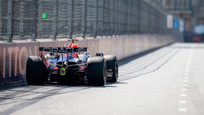 Verstappen eindigt achter Mercedes-duo in tweede vrije training F1 GP Azerbeidzjan