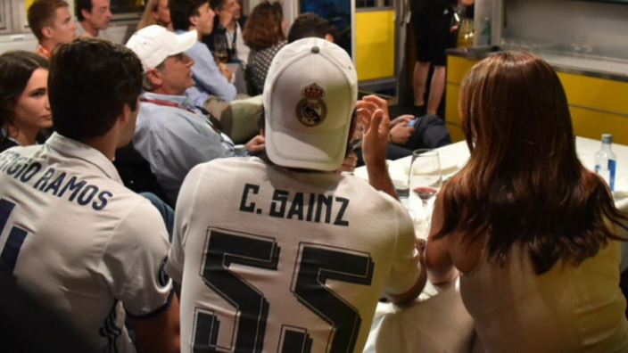 Carlos Sainz Jr. rijdt volgend seizoen met Real Madrid-logo op zijn helm