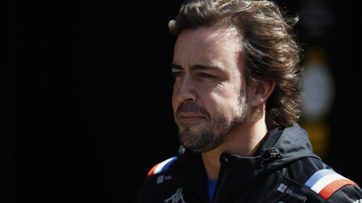 Fernando Alonso es sancionado por provocar accidente