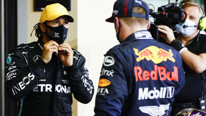 Hamilton onder de indruk: "Verstappen ziet er sterk uit, geldt ook voor Pérez"