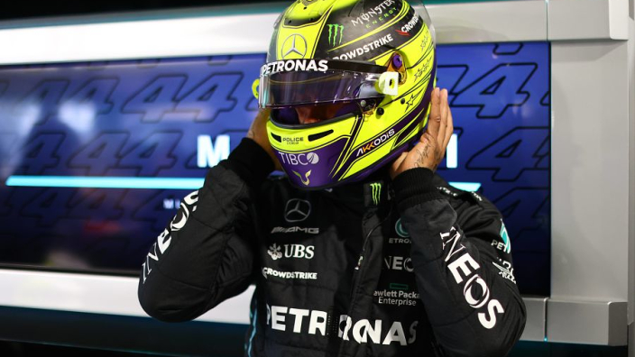 Hamilton kritisch op Mercedes over strategie tijdens safety car: "Dat is hun taak"