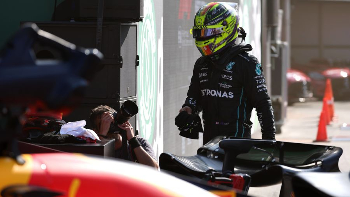 Rosberg niet te spreken over tactiek Mercedes: "Was vreselijk voor Lewis"