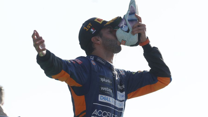 Ricciardo wint weddenschap en ziet mooie prijs tegemoet: 'Misschien geeft hij mij zijn auto'