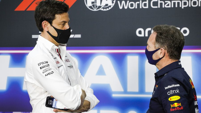 Verstappen en Hamilton nemen Horner en Wolff in de zeik: 'Hebben een boksring nodig'