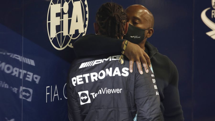 Hamilton 'vol ongeloof' na laatste ronde Abu Dhabi: "Wist dat er iets niet klopte"