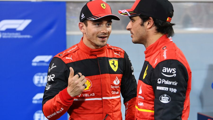 Leclerc spreekt vertrouwen uit in Sainz: "Hij keert snel terug in het gevecht"