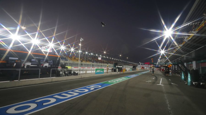 Mercedes en Red Bull vinden nieuwe manier om elkaar het leven zuur te maken in pitstraat