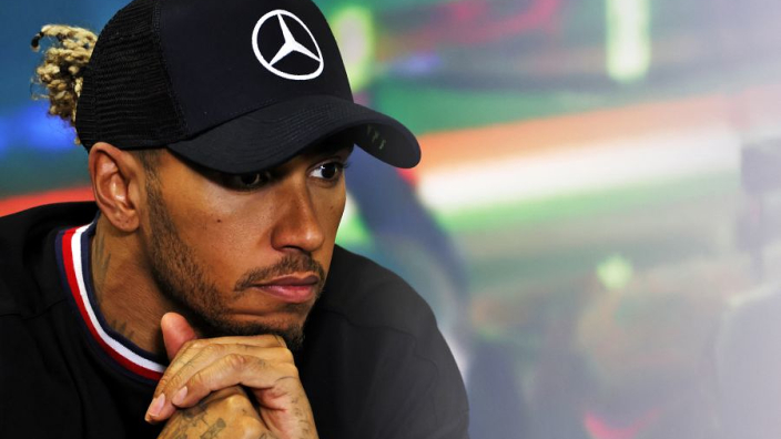 Hamilton baalt van achterstand Mercedes: "Andere teams hebben beter werk geleverd"