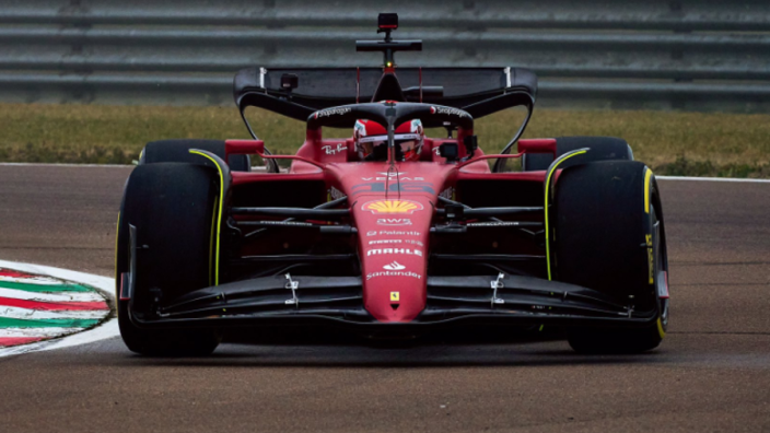 VÍDEO: Ferrari envía al F1-75 de Sainz a la pista de Barcelona