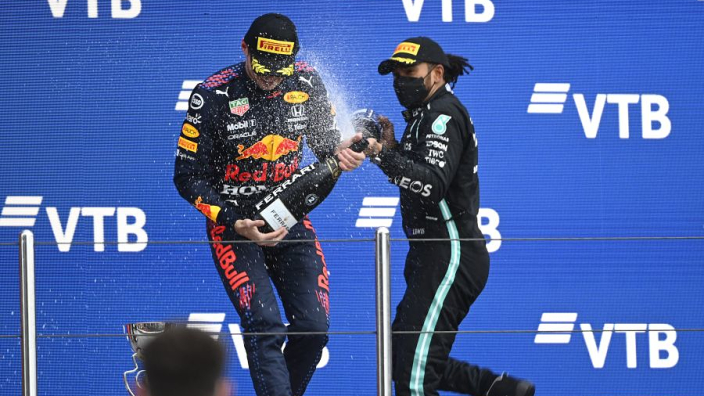 Verstappen deelt gevoelig tikje uit aan Hamilton: "George wordt vierde in die auto"