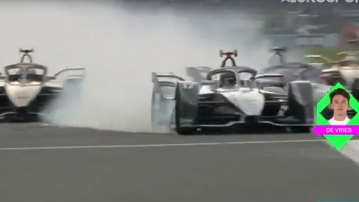 video nyck de vries crasht met landgenoot frijns  formule  race