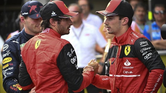 Sainz en Leclerc over eerste dagen bij Ferrari: ''Als Sjakie in de chocoladefabriek''