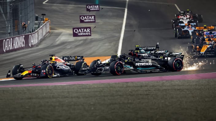 Verstappen verliest dragrace naar de finish van Russell in sensationele Grand Prix van Azerbeidzjan