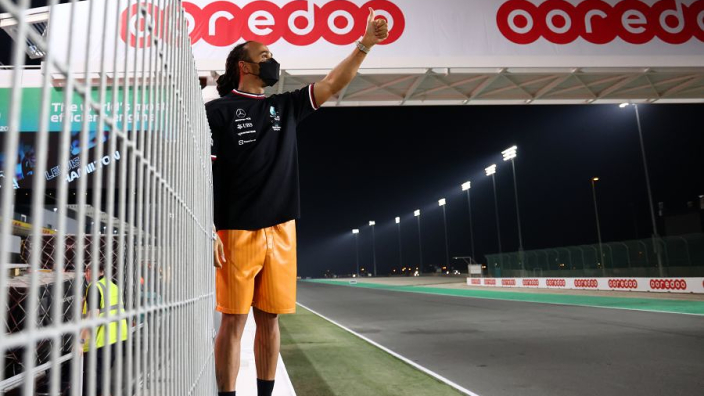 Mercedes hint met social media-posts op langer verblijf Hamilton in F1